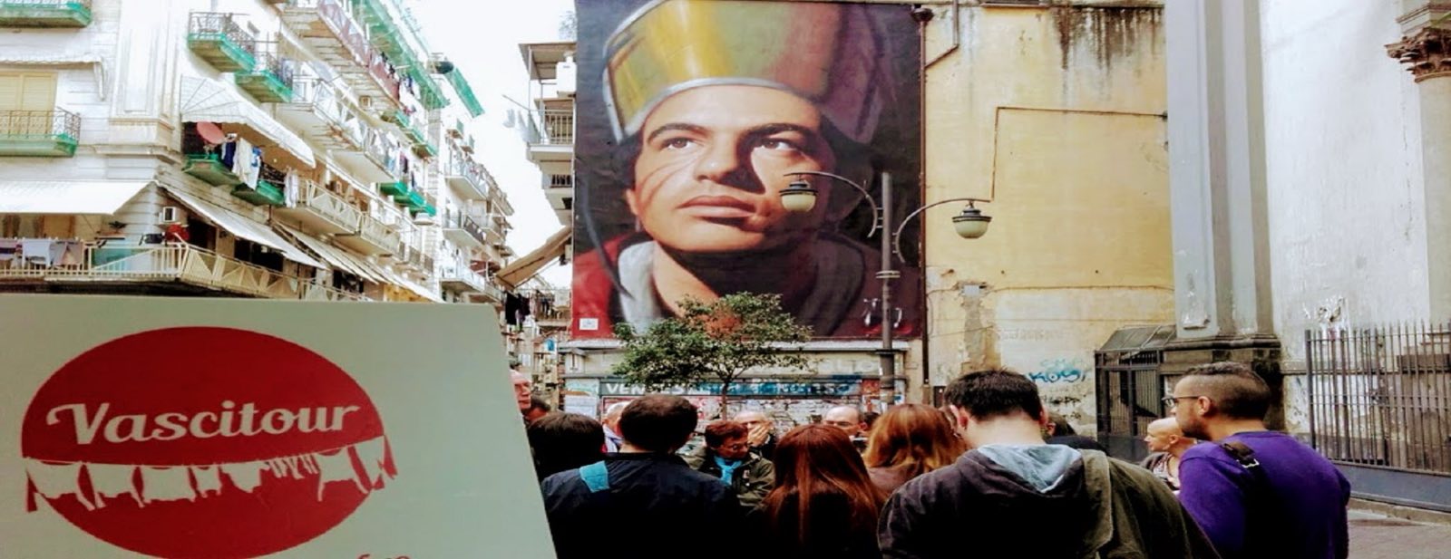 Un gruppo di Vascitour in visita ai Quartieri Spagnoli di Napoli
