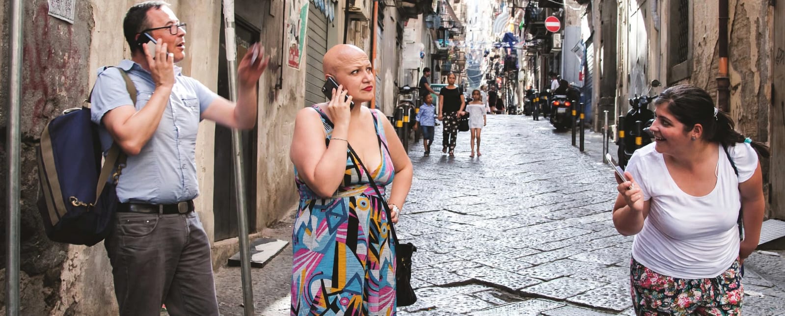 I soci di Vascitour al lavoro in un vicolo di Napoli