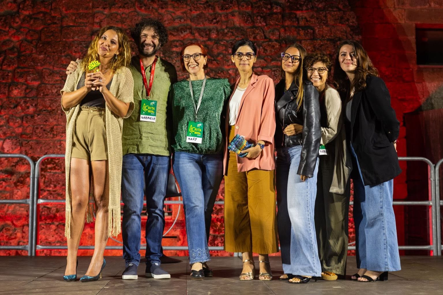 La squadra di Ventinovenove sul palco del festival CRITA
