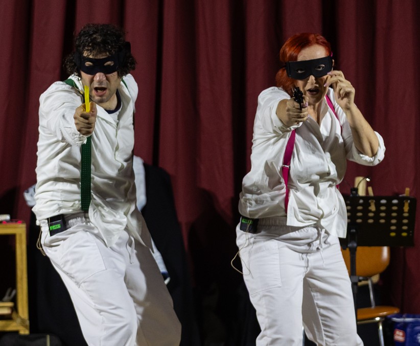 Due attori mascherati in scena
